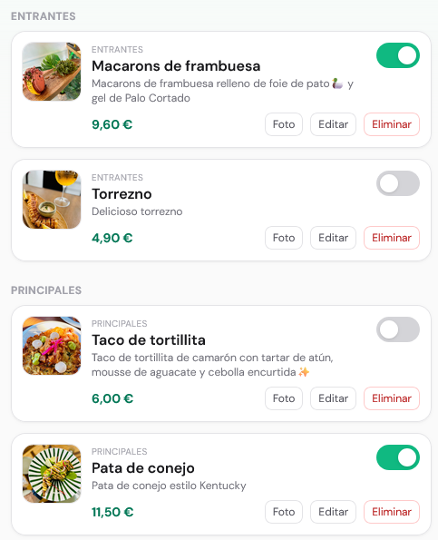 Equipo de cocina gestionando platos agotados durante el servicio