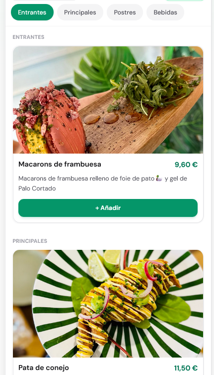 Clientes consultando una carta digital QR en mesa de restaurante