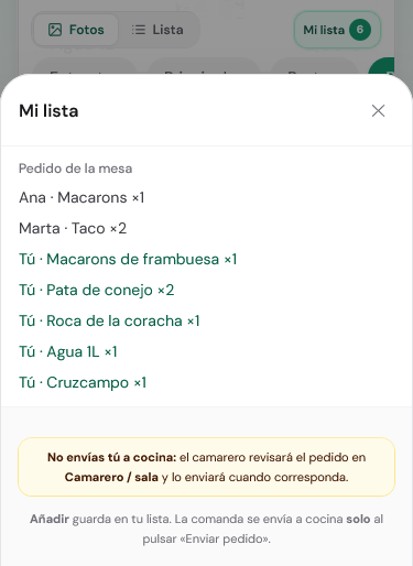 Mesa de restaurante usando menú QR para preparar pedido